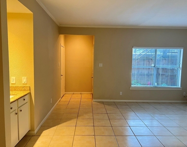 728 Bering Drive - Photo Thumbnail 4