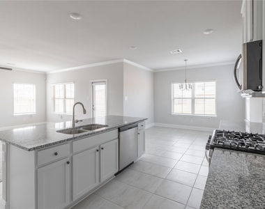 401 Sunray Lake Lane - Photo Thumbnail 10