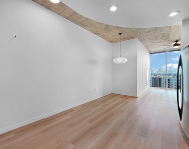 5925 Almeda Road - Photo Thumbnail 3