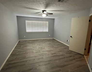 8607 Knoll Forest Drive - Photo Thumbnail 13