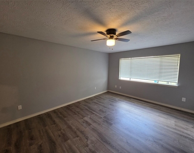 8607 Knoll Forest Drive - Photo Thumbnail 7