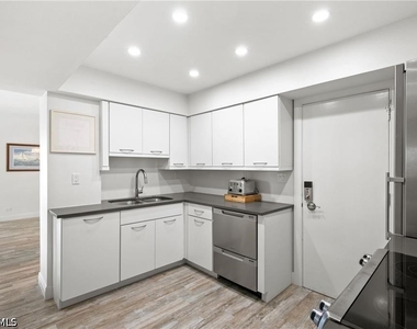 240 Seaview Court - Photo Thumbnail 7