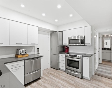 240 Seaview Court - Photo Thumbnail 6
