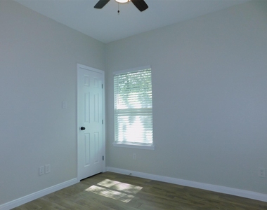 904 W Sealy Street - Photo Thumbnail 10