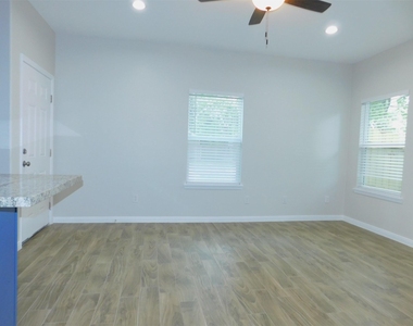 904 W Sealy Street - Photo Thumbnail 4