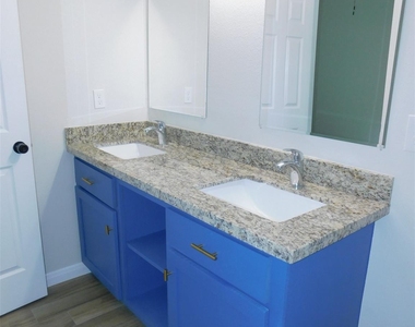 904 W Sealy Street - Photo Thumbnail 8