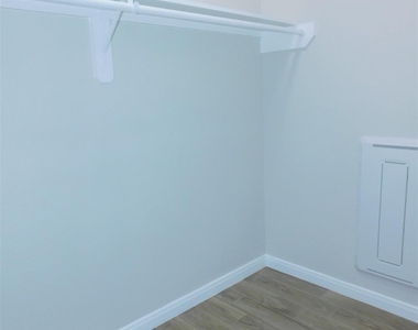 904 W Sealy Street - Photo Thumbnail 7