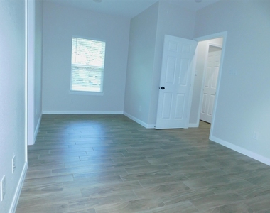 904 W Sealy Street - Photo Thumbnail 5