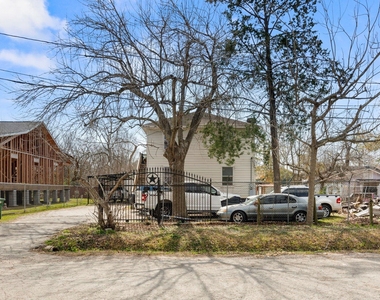 2444 Margaret Street - Photo Thumbnail 3