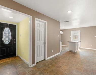 2444 Margaret Street - Photo Thumbnail 6