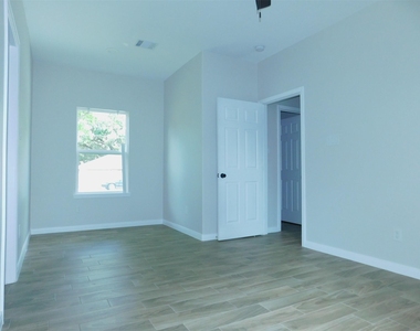 904 W Sealy - Photo Thumbnail 6