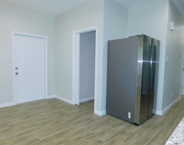 904 W Sealy - Photo Thumbnail 4