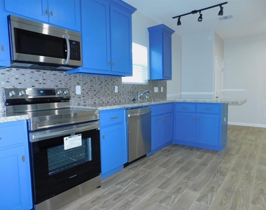 904 W Sealy - Photo Thumbnail 1