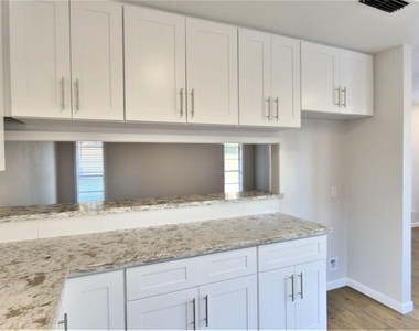 604 Golfview Drive - Photo Thumbnail 6