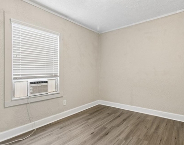1709 W 4th Street - Photo Thumbnail 11