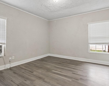 1709 W 4th Street - Photo Thumbnail 8