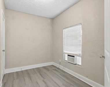 1709 W 4th Street - Photo Thumbnail 10