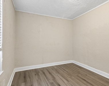 1709 W 4th Street - Photo Thumbnail 12