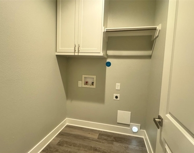 729 Ebenezer Lane - Photo Thumbnail 19