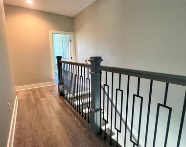 729 Ebenezer Lane - Photo Thumbnail 12