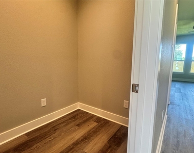 729 Ebenezer Lane - Photo Thumbnail 18