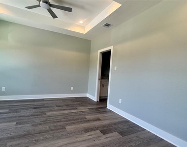 729 Ebenezer Lane - Photo Thumbnail 15