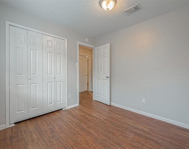 11203 Pender Lane - Photo Thumbnail 6