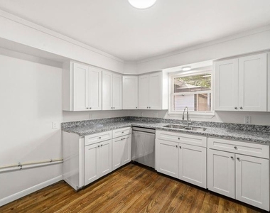 2409 Estate Drive - Photo Thumbnail 7