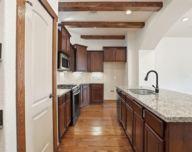 1426 W 21st Street - Photo Thumbnail 12
