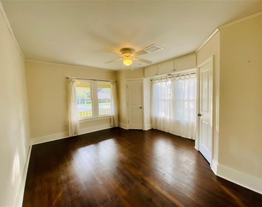 2223 Oxford Street - Photo Thumbnail 7