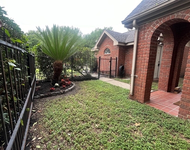 9602 Top Gallant Court - Photo Thumbnail 4