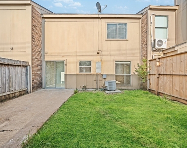 6463 Cambridge Glen Lane - Photo Thumbnail 24