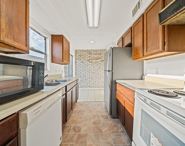 6463 Cambridge Glen Lane - Photo Thumbnail 9