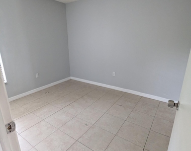 1051 Clearmont Street Ne - Photo Thumbnail 6