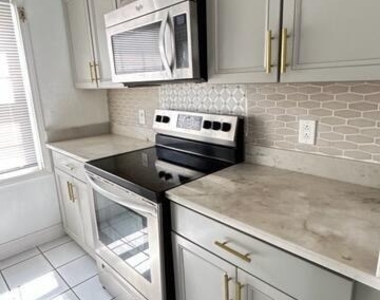 120 E Colonial Court - Photo Thumbnail 2