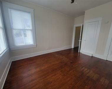 2221 35th Street - Photo Thumbnail 6