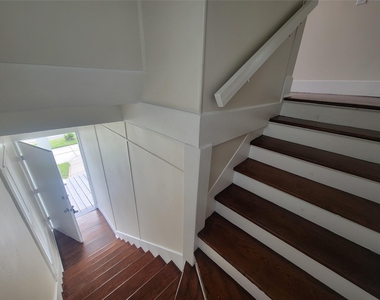 2221 35th Street - Photo Thumbnail 2
