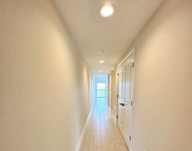 1825 Riverside Drive - Photo Thumbnail 4