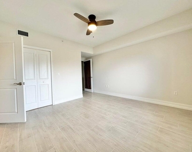1825 Riverside Drive - Photo Thumbnail 5