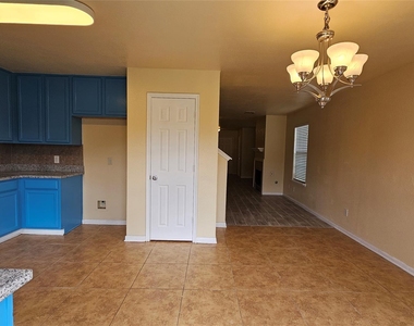 22135 Greengate Drive - Photo Thumbnail 5