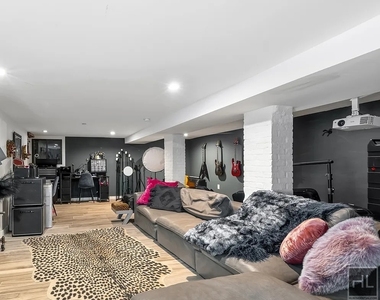 586 Quincy Street - Photo Thumbnail 14