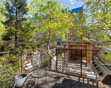 586 Quincy Street - Photo Thumbnail 15