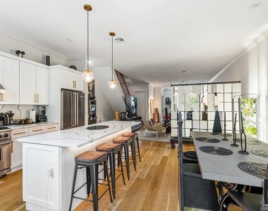 586 Quincy Street - Photo Thumbnail 4
