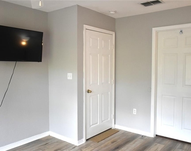 9078 Lake Chase Island Way - Photo Thumbnail 25