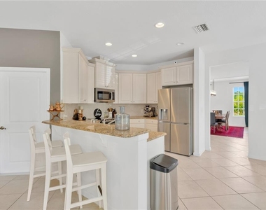 8307 Manor Club Circle - Photo Thumbnail 13