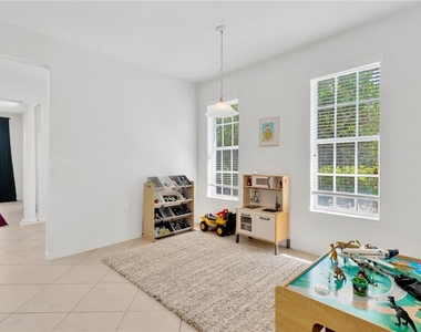 8307 Manor Club Circle - Photo Thumbnail 10