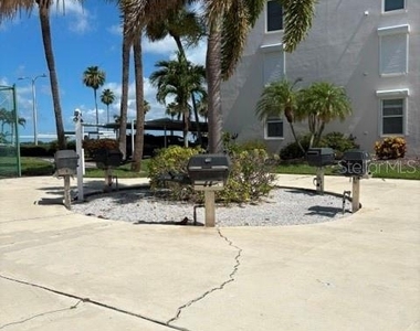 7920 Sun Island Drive S - Photo Thumbnail 22