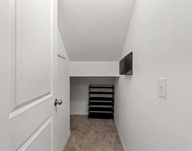 194 Argyll Drive - Photo Thumbnail 14