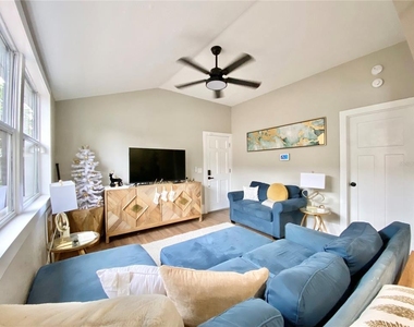 908 E 20th Avenue - Photo Thumbnail 7