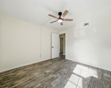 3821 N Oak Drive - Photo Thumbnail 16